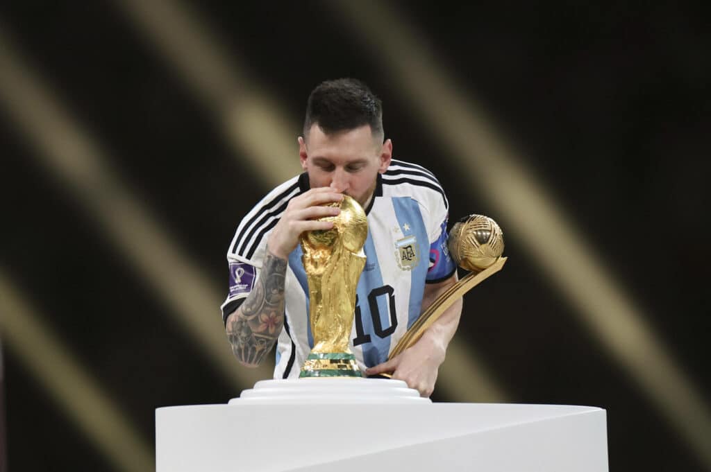 Messi kiss World cup 2022
