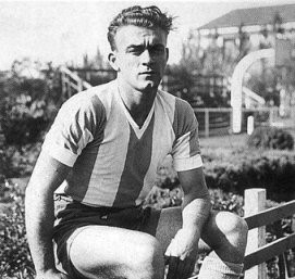 Black and white photo of Alfredo Di Stéfano in Real Madrid kit, showcasing the legendary footballer's commanding presence on the pitch.